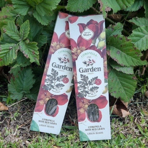 Producto - Cotronella con Lirios Rojos