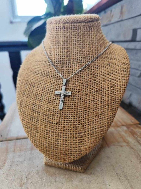 Producto - Colla cruz con cristo. Acero quirúrgico.