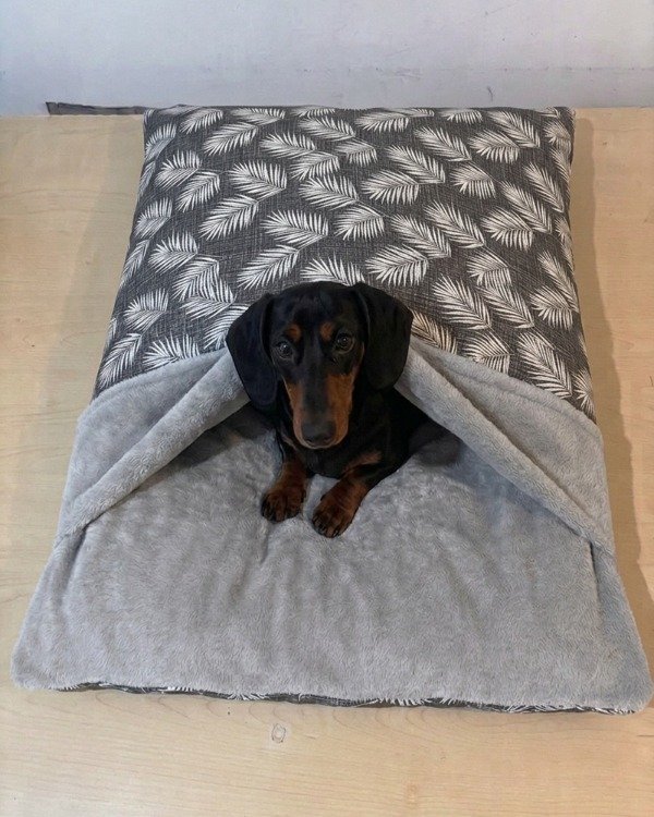 Producto - Bolsa de dormir con colchon hojas fondo negro