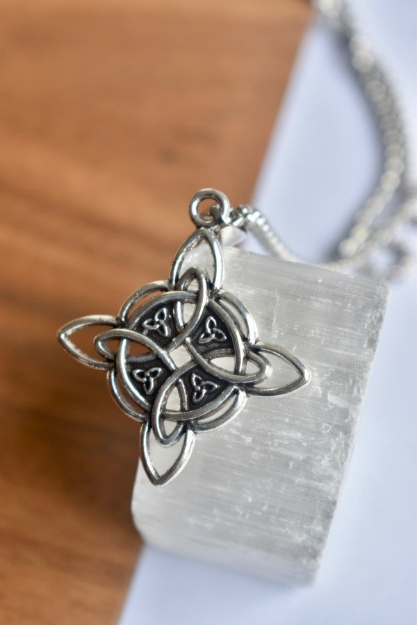 Producto - Collar Nudo bruja con triqueta
