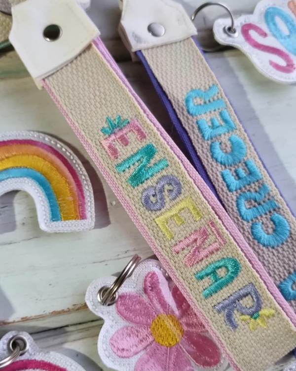 Producto - Llavero + Charms- Día del Maestro- "ENSEÑAR ES UN ACTO DE AMOR"