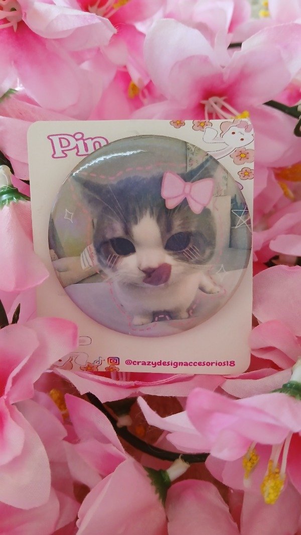 Producto - Pin michi lengua
