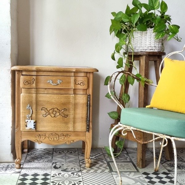 Producto - Mesa de luz antigua provenzal con flores pintadas.