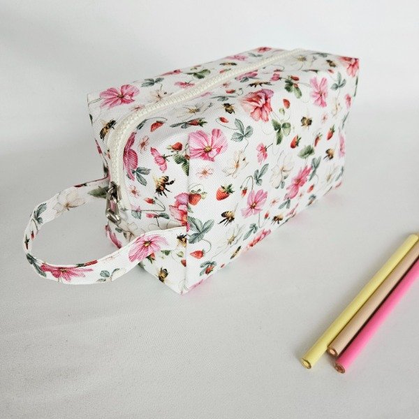 Producto - Cartuchera XL, flores blanca y rosa.