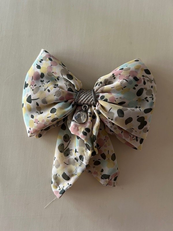 Producto - Moño C hebilla pintitas