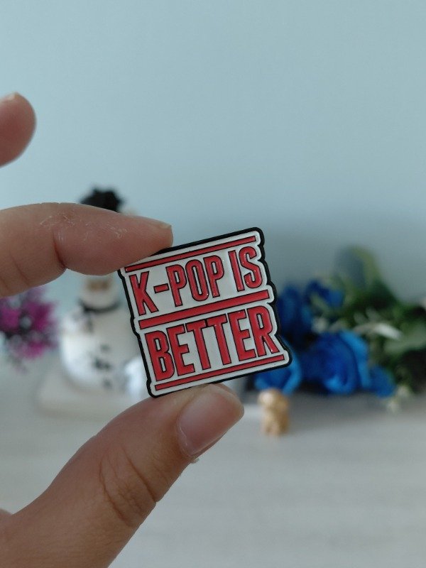 Producto - Pin metalizado - K-pop is better #0248