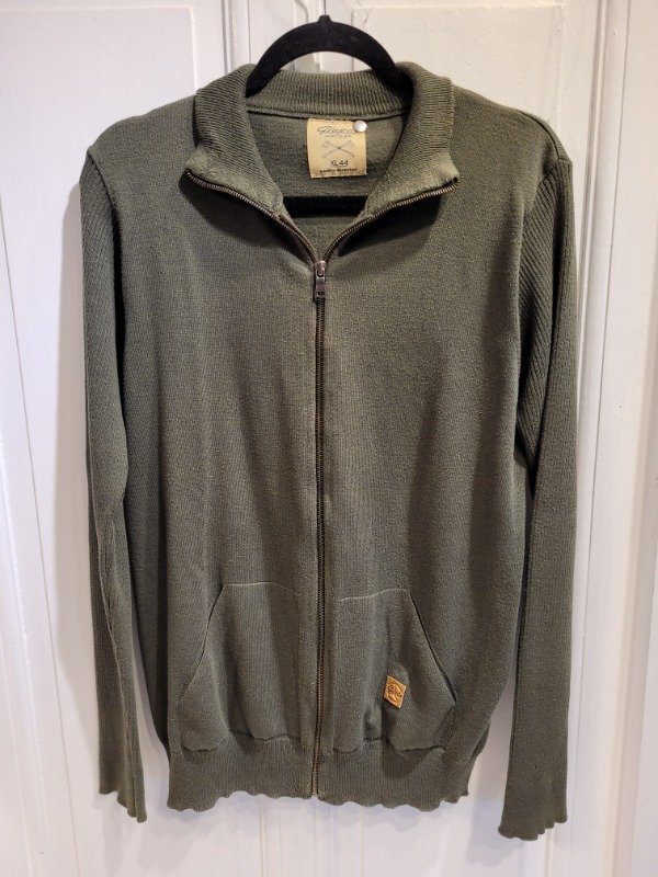 Producto - Sweater GIUSTO verde militar con cierre completo Talle XL - PRECIO: 44X
