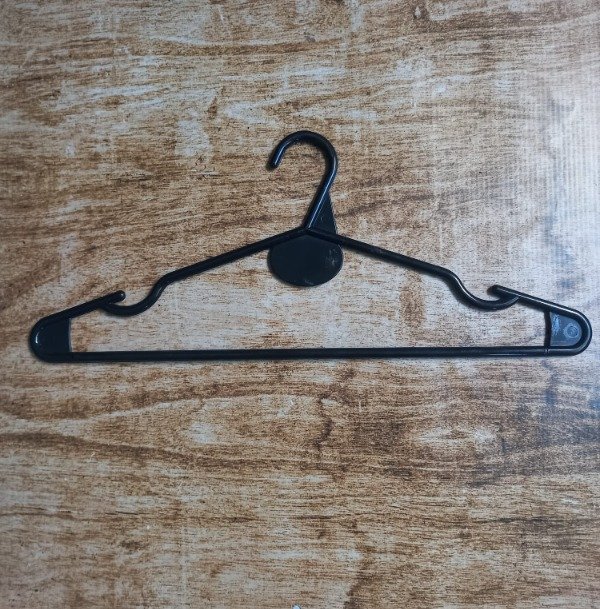 Producto - Percha Plastica Adulto Reforzada 41 Cm negra muesca redonda