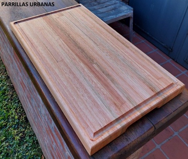 Producto - TABLA DE ASADO DE 50 X 30cm CON AGARRE LATERAL y CANALETAS (MADERA EUCALIPTO)