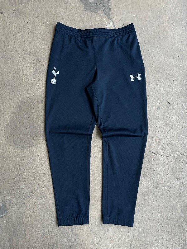 Producto - PANTALON DE ENTRENAMIENTO TOTTENHAM HOTSPUR UNDER ARMOUR AZUL OSCURO (M)