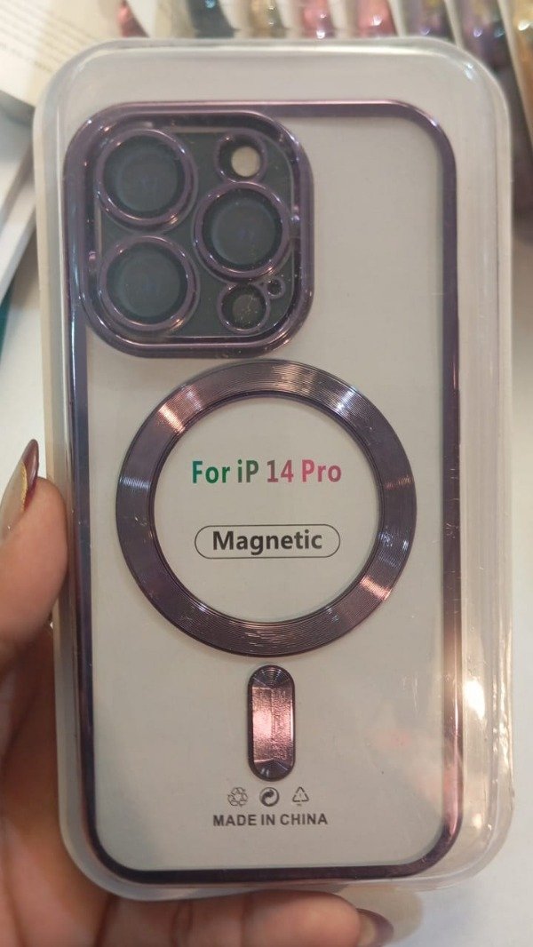 Producto - Funda Metallic Magnetic Case Violeta para iPhone 14 Pro