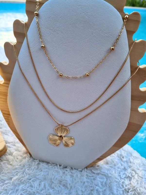 Producto - COLLAR TRIPLE DORADO FLOR CALADA