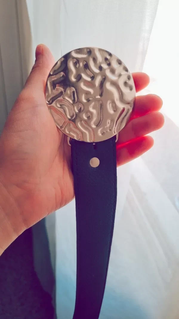 Producto - Cinto negro con chapon circular plateado texturado