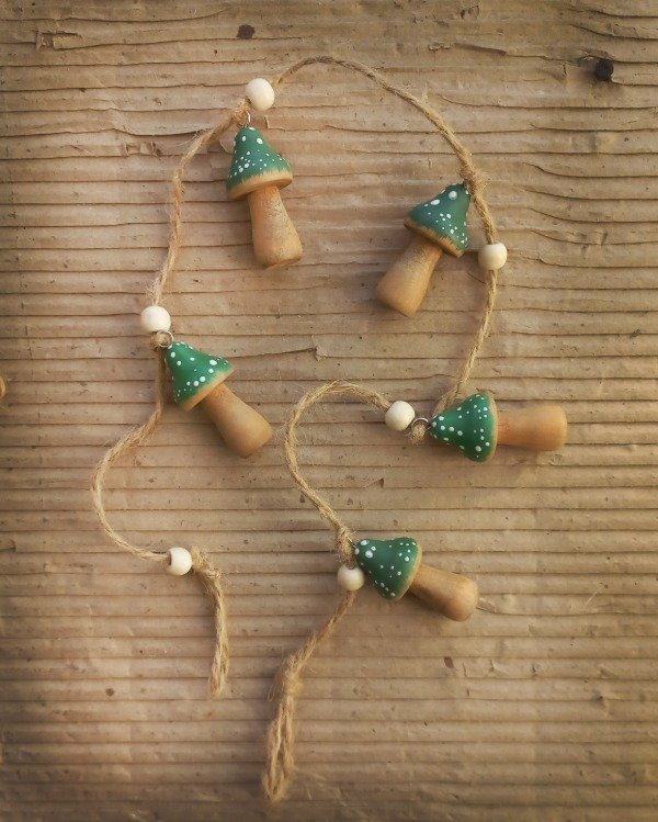 Producto - Guirnalda de honguitos verdes con punta