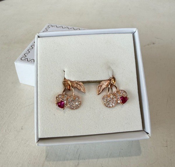 Producto - Aros pasantes plata 925 rose detalle de cereza con strass.