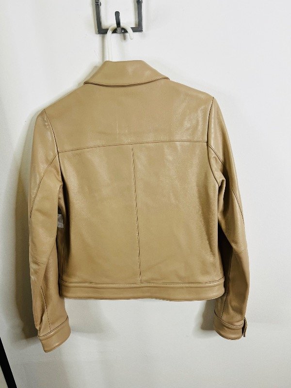 Producto - Campera etiqueta negra - 4