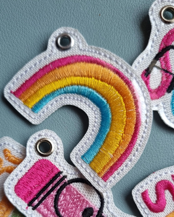 Producto - Charms para Llaveros Cinta - Venta Individual - Accesorio - "Arco Iris Simple"
