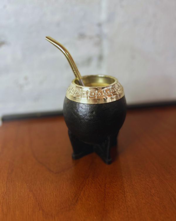 Producto - Mate torpedo cincelado en alpaca - cuero negro.