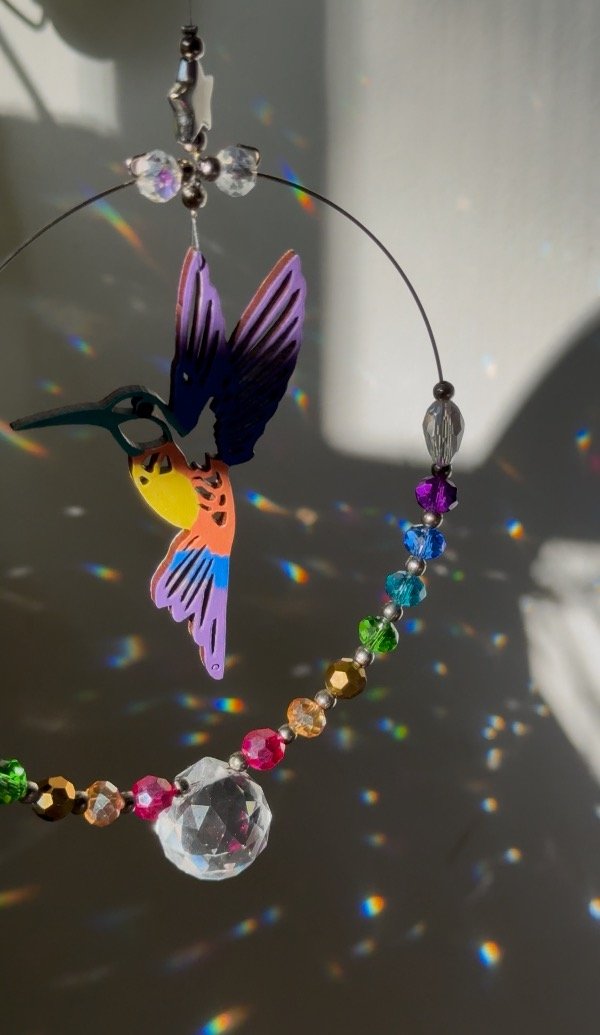 Producto - Colibrí en aro con cristales arcoíris