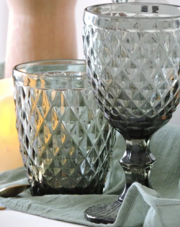 Producto - Copa de vidrio labrada STARK gris oscuro