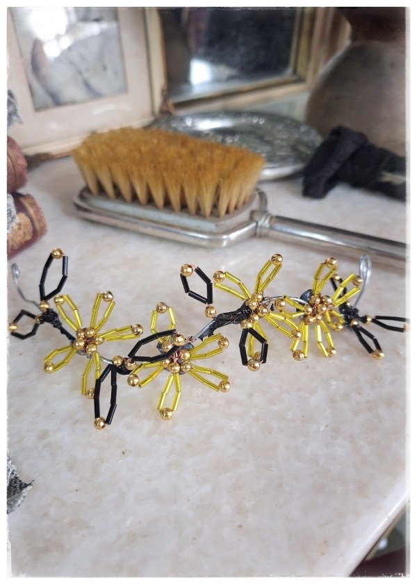 Producto - Tocado grande Flores en canutillos dorado y negro