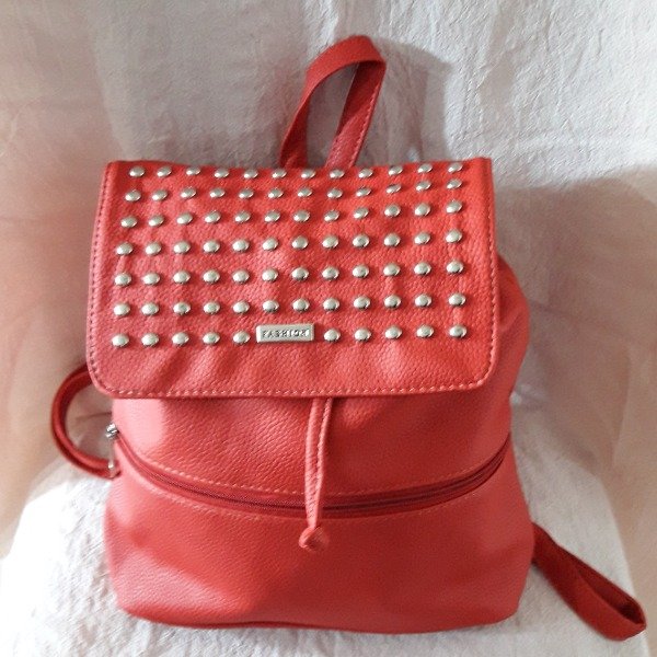 Producto - MOCHILA ROJA CON TACHAS