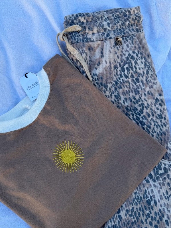 Producto - Remera sol choco cuello natural