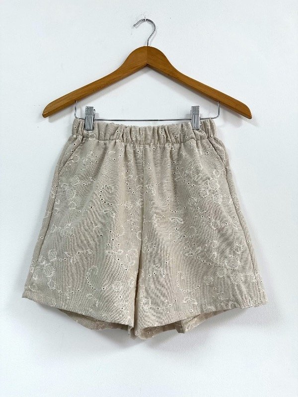 Producto - Short de lino bordado color crudo