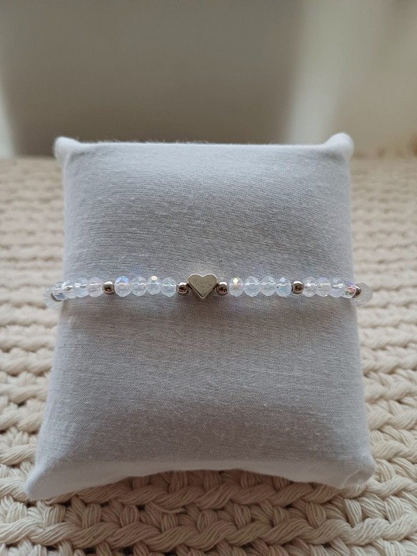 Producto - Pulsera cristal de roca con dije corazón blancas