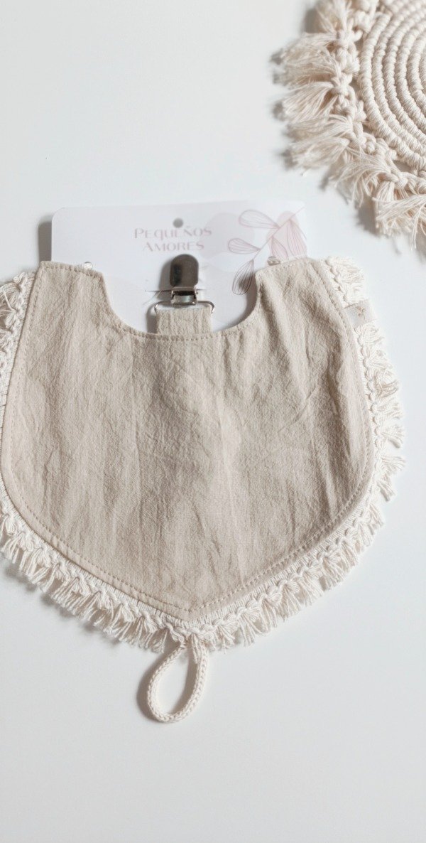 Producto - Babero + portachupete beige