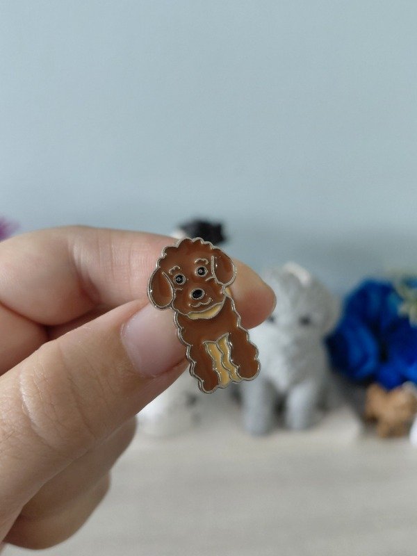 Producto - Pin metalizado - Caniche marrón #2019