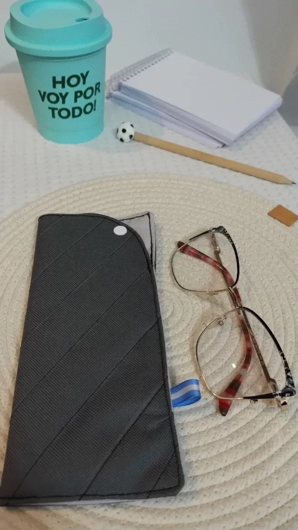 Producto - ESTUCHE PORTA ANTEOJOS GRIS CON BLANCO - 0