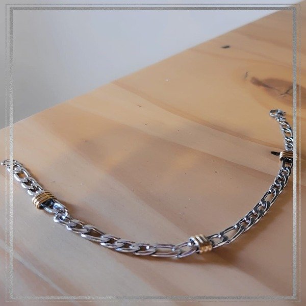Producto - Pulsera chata con detalles dorados (1.0mm x 21cm)