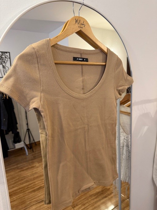 Producto - Remera camel Mikah St Marie morley