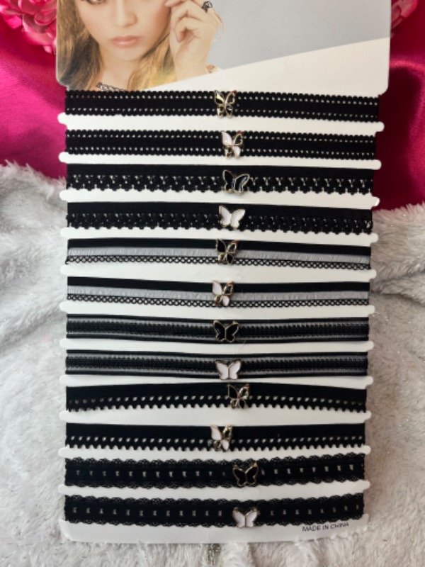 Producto - Chokers negro con dije mariposa