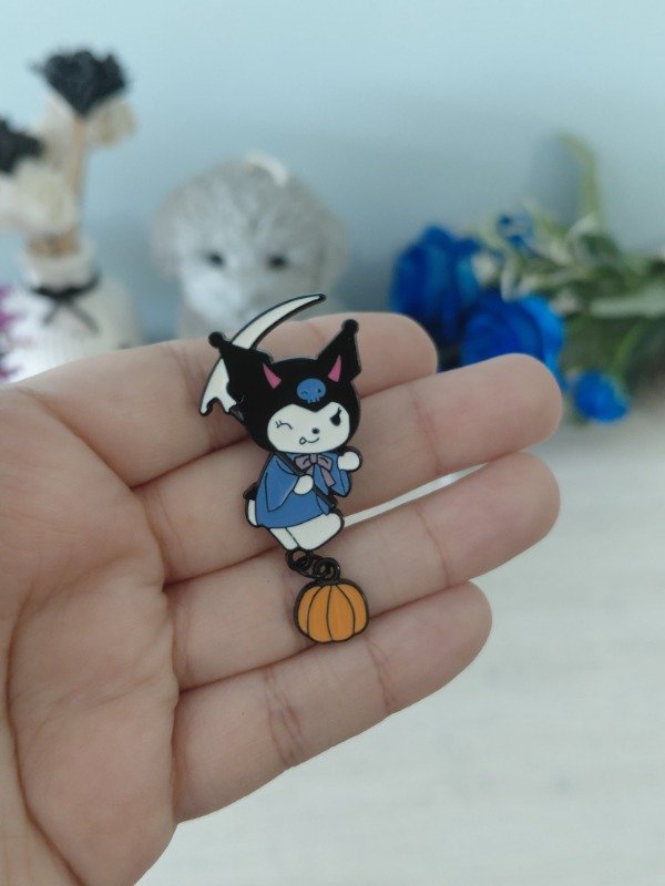 Producto - Pin metalizado - Kuromi con colgante #1100