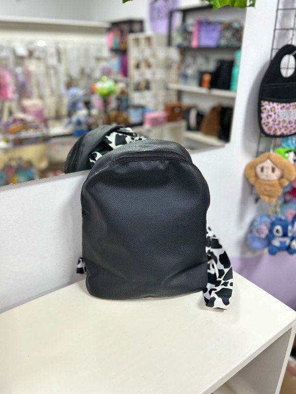 Producto - Mochila chica cuerina negra vaquita