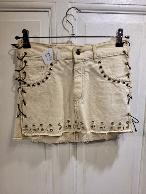 Producto - Falda de jean beige con tachas Nueva c/etiq Talle 26 - PRECIO: 28X