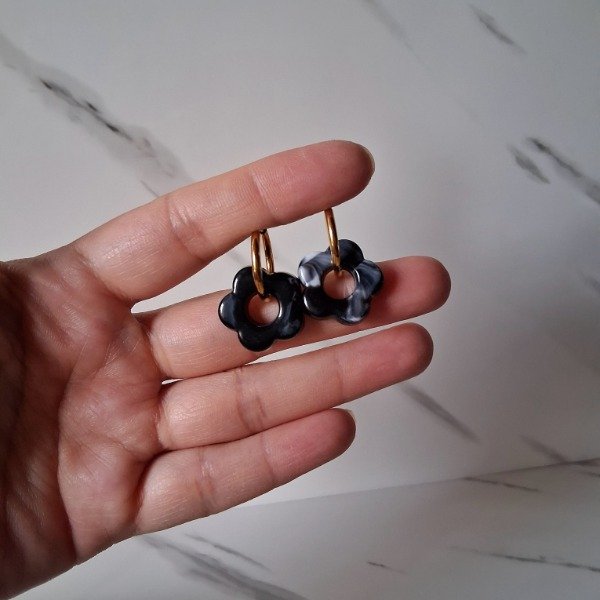 Producto - PAR DE AROS FLOR NEGRO AC. DORADO