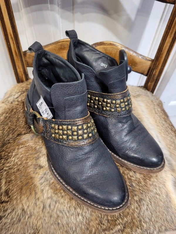 Producto - Botas MAGGIO ROSSETTO cuero negras con pulsera de tachas Talle 35 - PRECIO: 64X