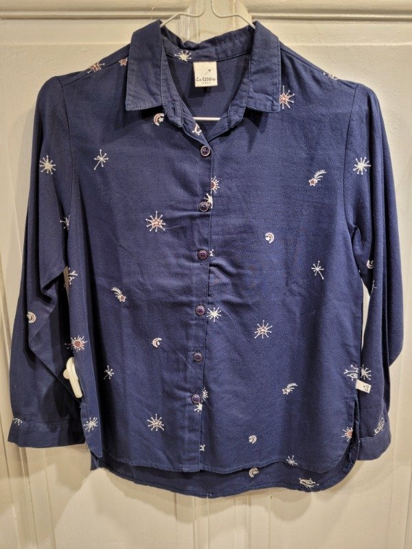 Producto - Camisa LE UTTHE azul con bordados Talle 12 años - PRECIO: 11X