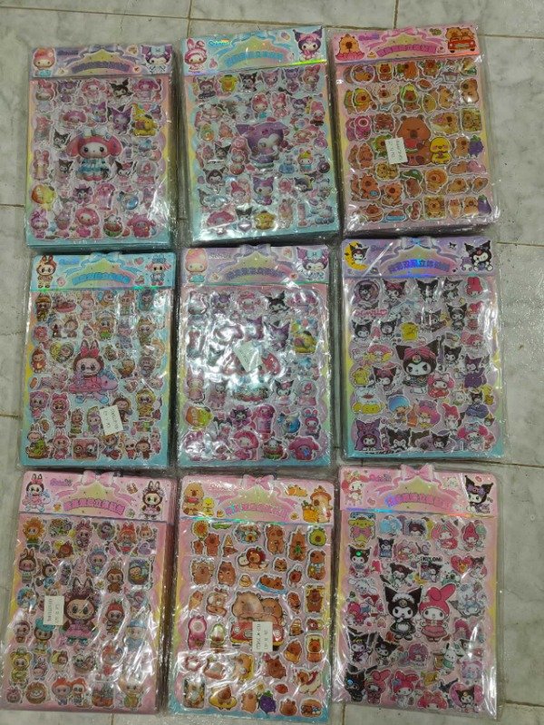 Producto - LW1-0080 STICKER DOBLE HOJAS AXD GRANDE CAPIBARA SANRIO Y LABUBU SURTIDO