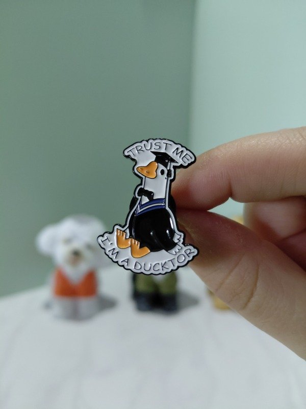 Producto - Pin metalizado - Pato "Trust me, I'm a ducktor #3137