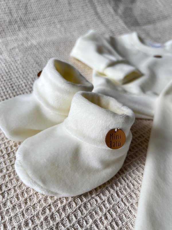 Producto - Escarpines Plush Crudo