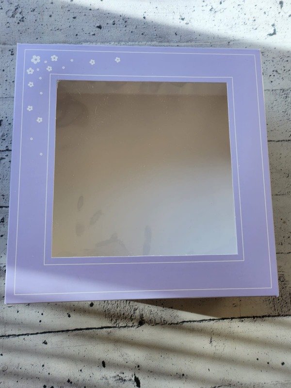 Producto - Caja desayuno con visor. Floral lila- 26x26x10 cm