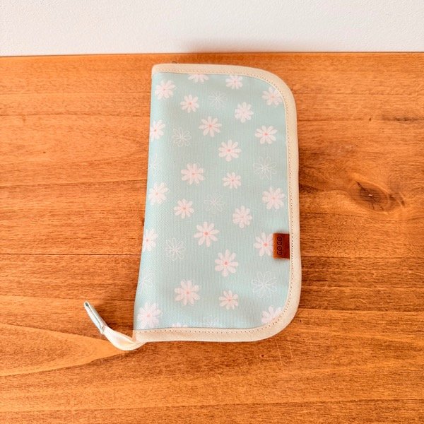 Producto - PORTA PASAPORTES Margaritas en fondo verde