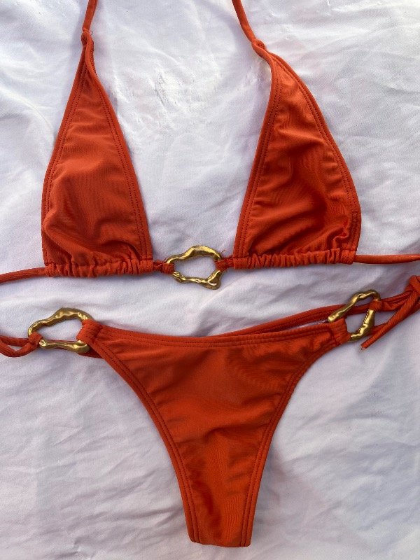 Bikini con aplique dorado terracota talle 85