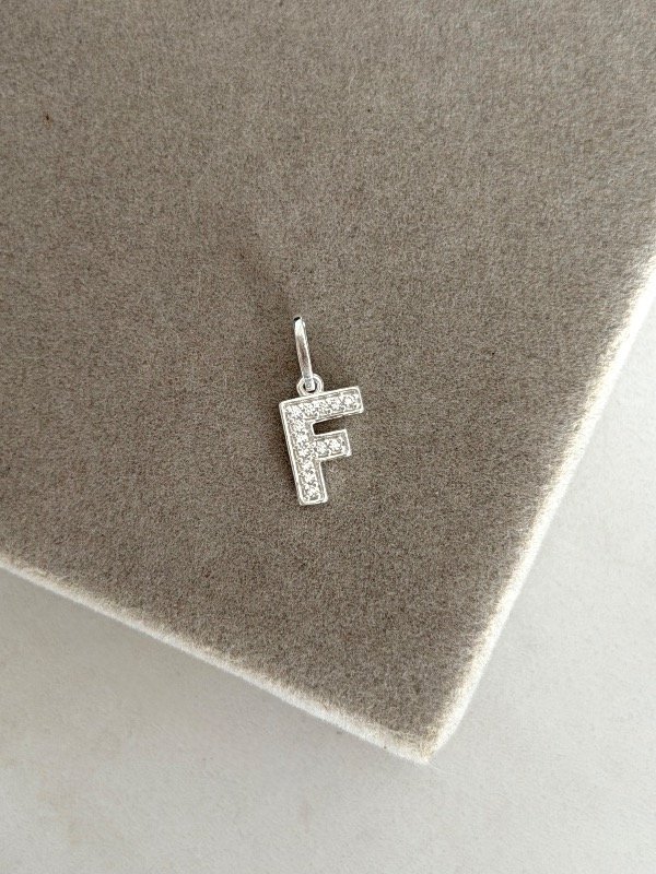 Producto - Dije letra F micropave