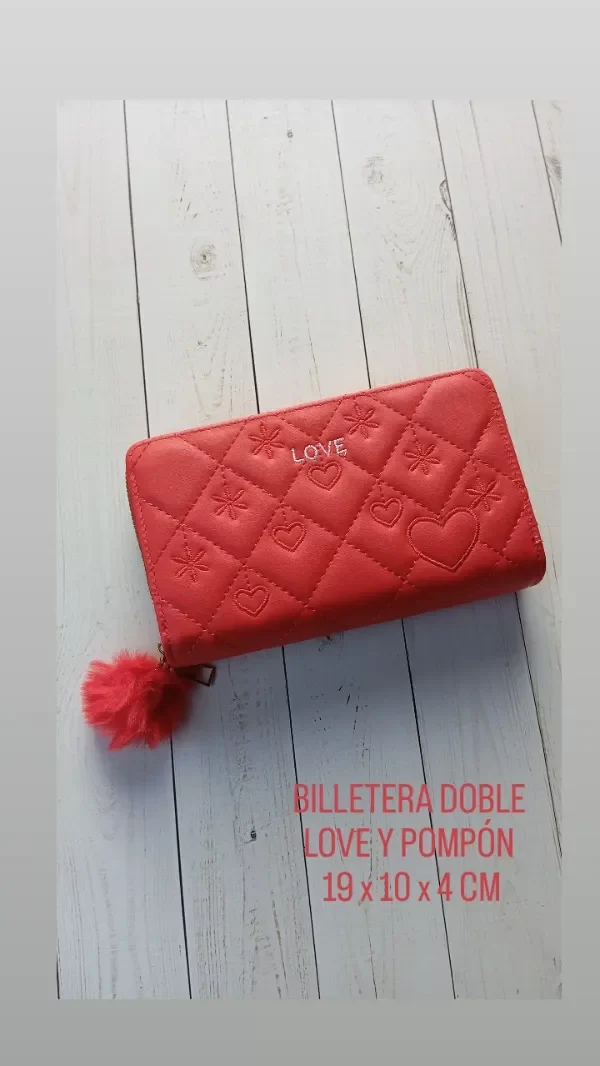 Producto - BILLETERA DOBLE LOVE Y POMPÓN ROJA CLARO