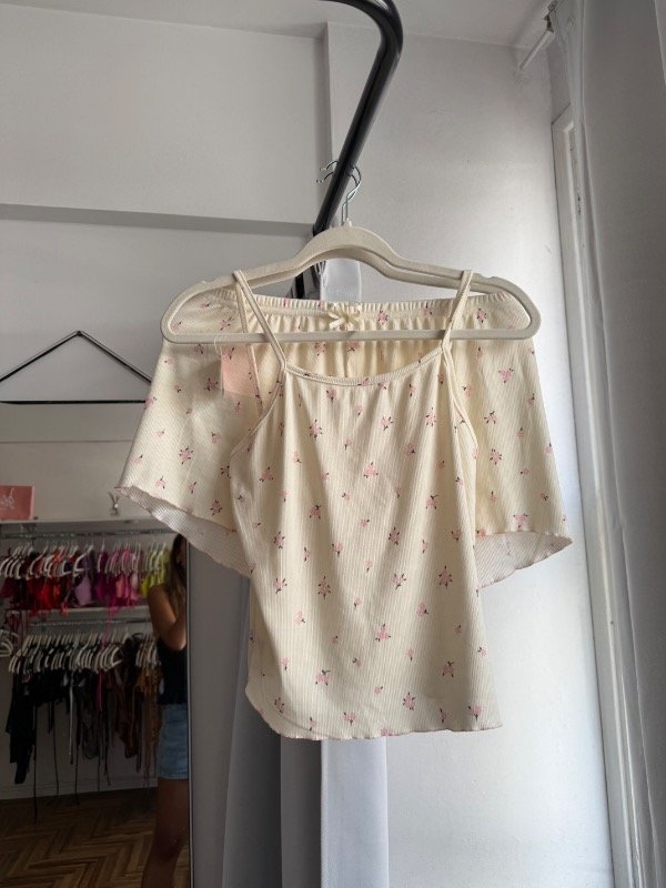 Producto - Pijama flores natural